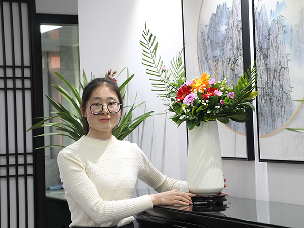 女工部“3.8”节组织女职工学习插花